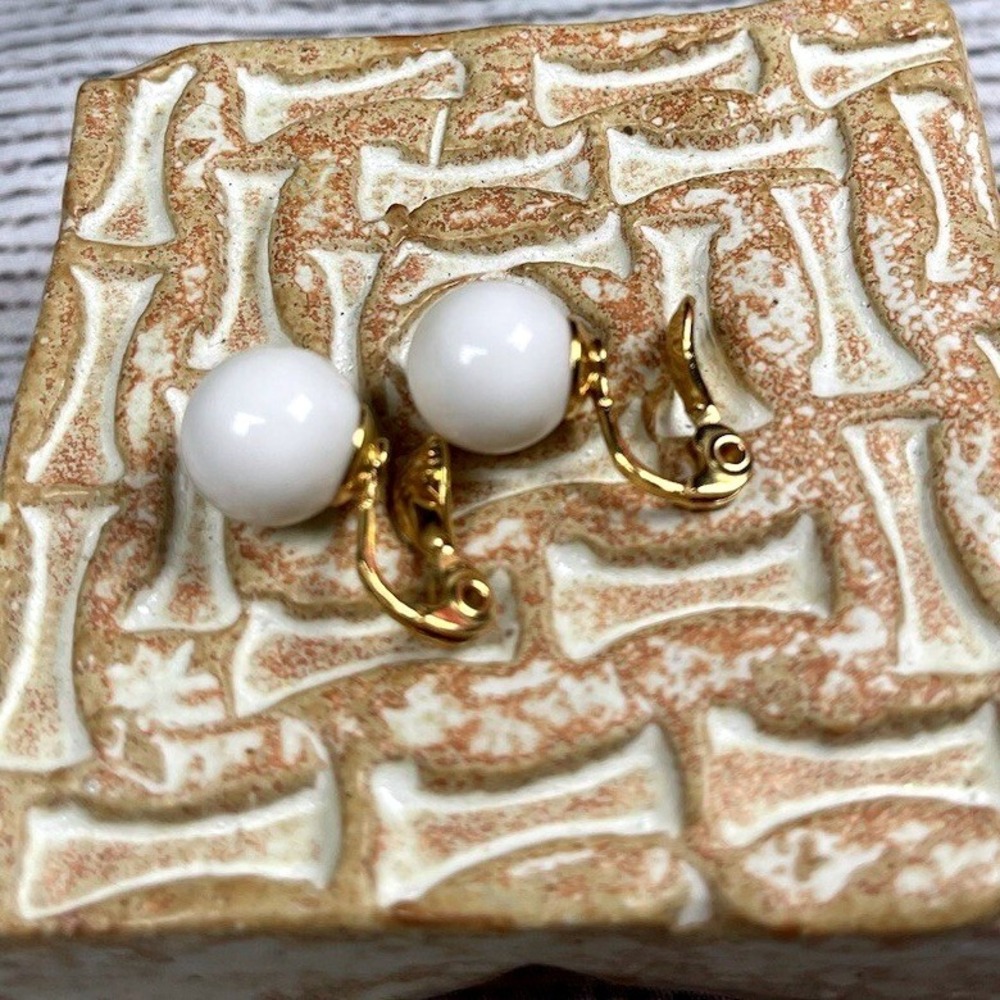 Trifari White Beaded Gold Tone Vintage Clip On Earrings